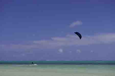 kitesurfer, strand am hotel mourouk ebony, port du sud-est, rodrigues