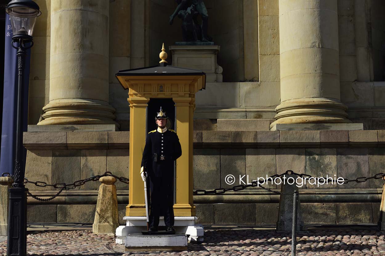 wachsoldat am schloss, stockholm