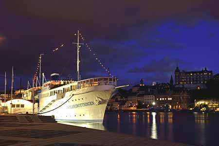 hotelschiff an der insel riddarholmen, stockholm